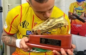 Leo Castro con el 'Botín de Oro' logrado en la Liga 2022.