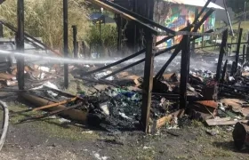 Aspecto de lo que dejó el incendio en la finca de Rigoberto Urán.