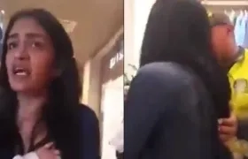 Los policías en el procedimiento contra Wendy Norelis Álvarez Sarmiento en el centro comercial La Serrezuela.