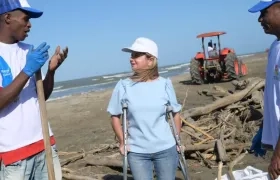 La gobernadora Elsa Noguera en la jornada de limpieza en las playas de Salinas del Rey.
