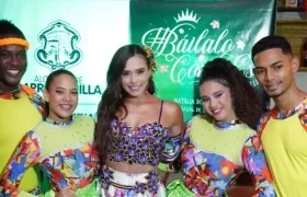 Natalia De Castro junto a bailarines. 