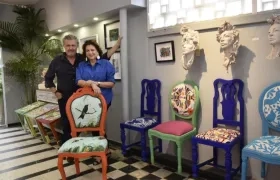 Joaquín Botero y Carla Celia, de J&C Gallery, con algunas de las piezas del show room 'Arte con sentido'.