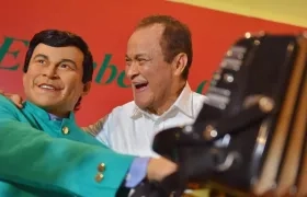 Alfredo Gutiérrez y su escultura de cera.