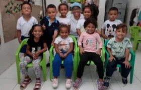 Aracelly Tejada, madre comunitario del barrio La Chinita, con algunos de los niños que atiende.