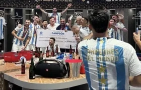 Momentos en que los jugadores de Argentina reciben el cheque simbólico de los 10 millones de dólares. 