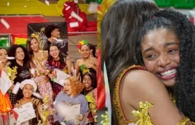 La Reina Natalia junto a participantes de ‘Báilalo como es’.