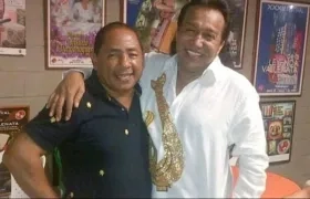 Joaquín Guillén con su amigo y compadre Diomedes Díaz