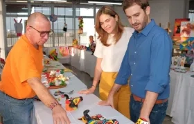 María Teresa Fernanez, secretaria de Cultura, y Alfredo Carbonell, gerente de Desarrollo Social con uno de los expositores de BAQ AND ART.