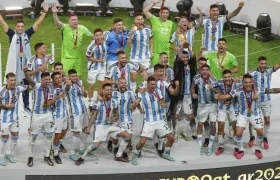 La selección Argentina hizo escala de una hora en Roma antes de partir hacia Buenos Aires.