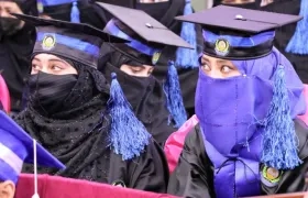 Jóvenes afganas en ceremonia de graduación.