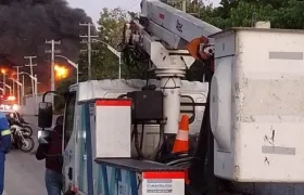 Operadores de Air-e en el lugar del incendio. 