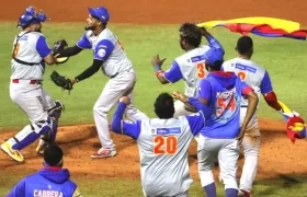 Peloteros de Caimanes de Barranquilla celebrando al final del juego.