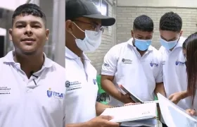 Frank Torres, estudiante de Universidad a tu Barrio. En la otra foto, con varios de sus compañeros.