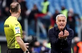 José Mourinho le reclama al juez de línea. 