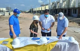 La Gobernadora Elsa Noguera revisando el avance de los proyectos.