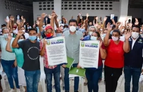 Alcalde Rodolfo Ucrós con habitantes de los mencionados barrios. 