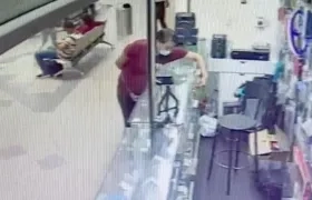 Momento en que la mujer se hurta los celulares.