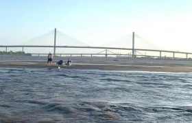 La 'Isla Pechuga', al fondo el Puente Pumarejo.