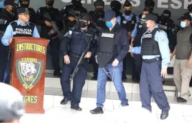 Tras ser capturado el expresidente hondureño fue sacado esposado de pies y manos.