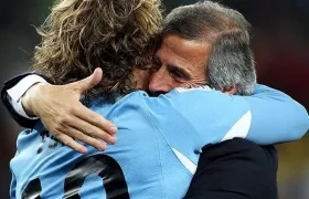 Diego Forlán y Óscar Washington Tabárez. 