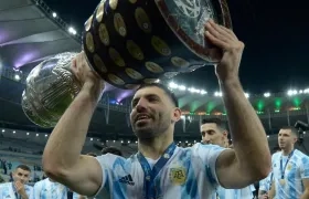 Sergio Agüero con el trofeo de la Copa América. 