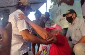 El precandidato presidencial Alex Char con el exarquero de Unión Magdalena y Junior, Jaime Deluque.