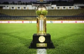 Trofeo de la Recopa Sudamericana. 