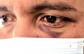 Hincha atacado por barristas.