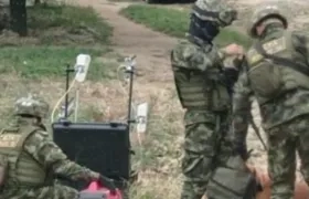 Peritos antiexplosivos del Ejército desactivan la carga.