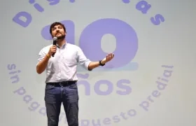 El Alcalde Jaime Pumarejo explicando los beneficios.
