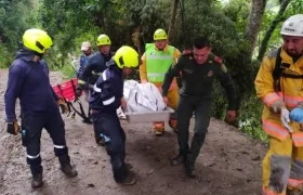 Rescate de una de las víctimas.