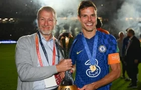 Román Abramóvich y César Azpilicueta con el trofeo del mundial de Clubes.