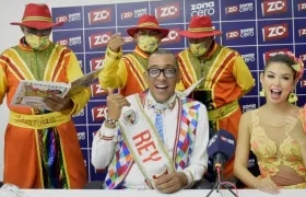 Los Reyes del Carnaval de Barranquilla 2022, Kevin Torres y Valeria Charris, son acompañados por Gaby y sus rezanderos durante su visita a Zona Cero.