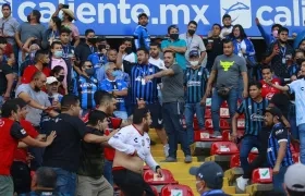 Aficionados de Querétaro y Atlas se enfrentaron al minuto 62 del partido, en el estadio Corregidora de la ciudad de Querétaro (México).