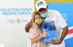 La Gobernadora Elsa Noguera presidiendo la entrega de títulos.