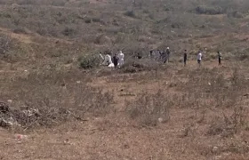 Las autoridades en plena diligencia.