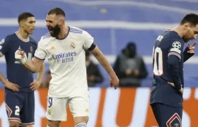 Karin Benzema festeja ante el desconsuelo de Lionel Messi. 