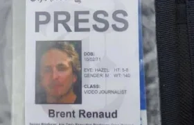 Carné de prensa del periodista Brent Renaud.