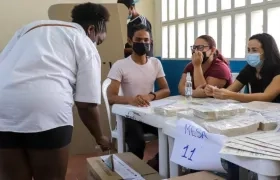 Una ciudadana ejerciendo el derecho al voto.