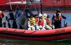 Un barco de la guardia costera de Estados Unidos transfiere a unos inmigrantes haitianos para repatriarlos.