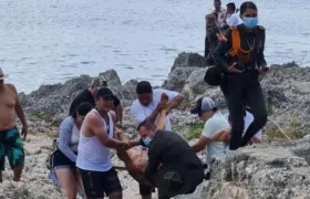 Momento en que el turista era auxiliado por ciudadanos y policías. 