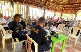 Oficiales de la Dimar reunidos con la comunidad Mokaná en Tubará.