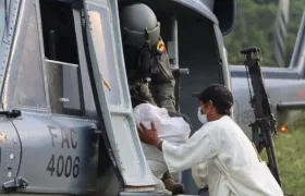 Personal de la Fuerza Aérea en la evacuación.