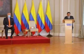 El Presidente Iván Duque y el Director de Función Pública, Nerio José Alvis Barranco, dando a conocer los decretos.