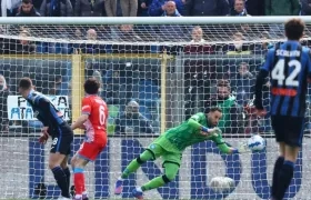 Atajada de David Ospina en el partido. 