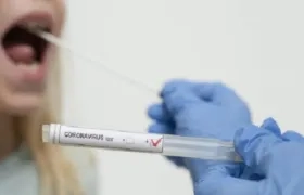 Una paciente es sometida a una prueba para detectar el Covid-19.