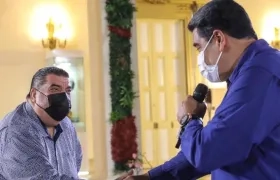 El cantante Maelo Ruiz saludando al Presidente Nicolás Maduro.