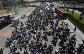 Así avanza la manifestación de moteros en Bogotá.