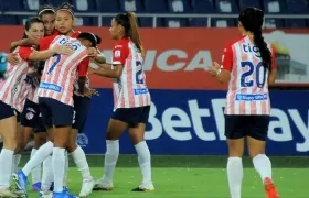 Jugadoras de Junior celebran un gol. 