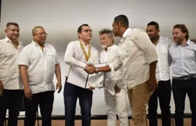 Andrés Alberto Ávila Ávila, presidente de la SAE, recibe el reconocimiento del Concejo.